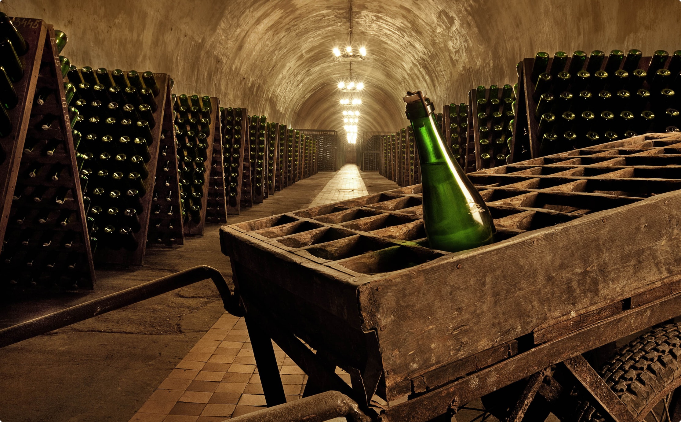 Вино арестов. Абрау-Дюрсо завод шампанских вин. Абрау Дюрсо винодельня. Винный завод Абрау Дюрсо. Винные погреба Абрау Дюрсо.